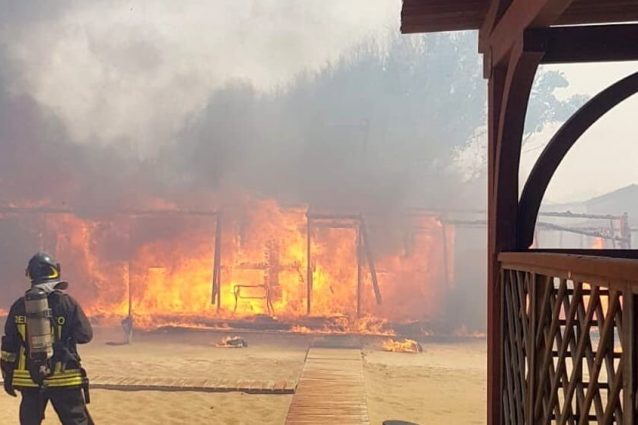 Incendio alla Plaia di Catania (Twitter).