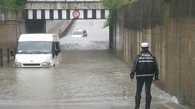 Sottopasso bloccato dalla pioggia a Cervia (Twitter).