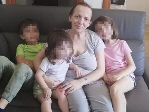 Micaela e i suoi 3 figli (Facebook).