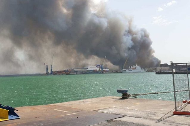 Immagini dell'incendio alla Plaia di Catania (Twitter).