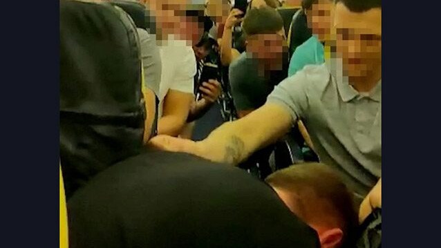 Immagini dal volo Ryanair Manchester Zara (The Sun).