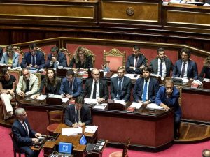 Il governo durante il voto sulla Tav al Senato: da una parte tutti i ministri della Lega, dall’altra quelli del M5s