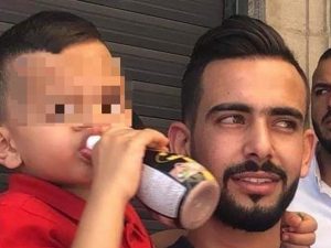Il piccolo di 4 anni davanti al commissariato di polizia a Gerusalemme