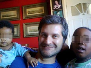 Giona Tuccini e i suoi figli (Facebook)