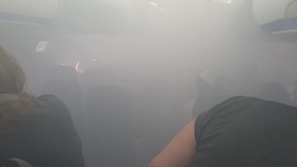 Caos a bordo dell'aereo (Twitter).