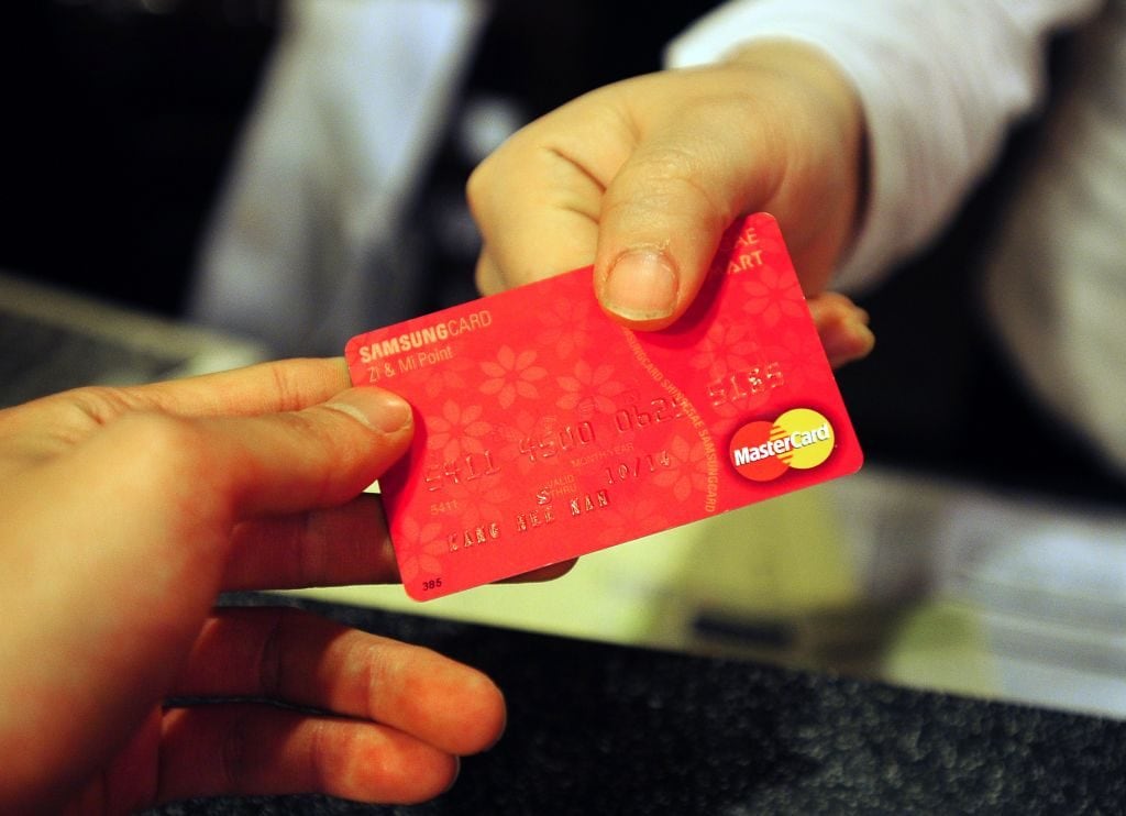 Anziano va in negozio per un aiuto, commessa salva i dati e fa compere per 10mila euro ma un weekend alle terme la tradisce