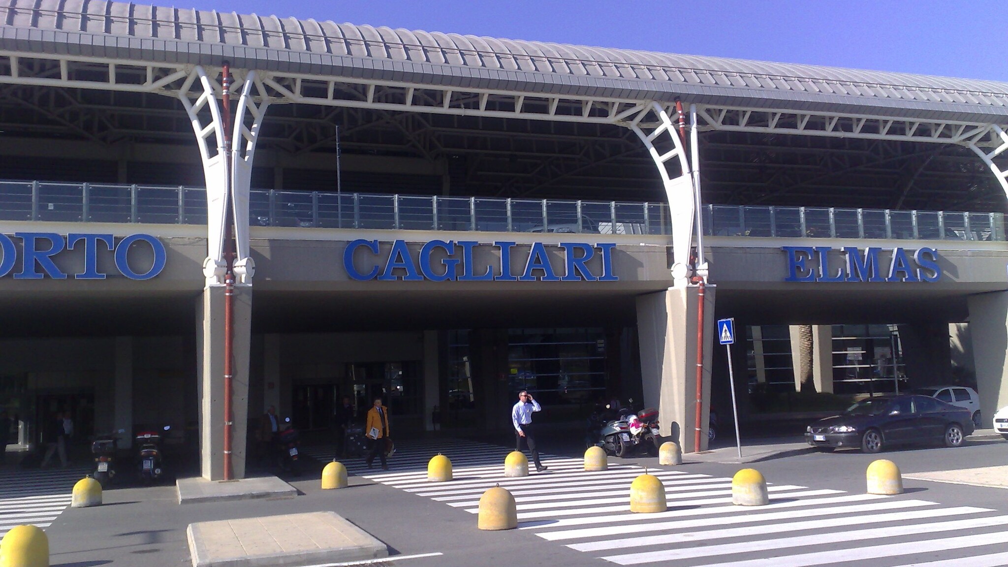 Aeroporto di Cagliari Elmas (Wikipedia).