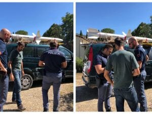 Matteo Baroni insieme a due agenti di polizia