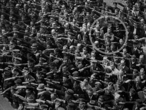 Il 17 ottobre 1944 moriva August Landmesser, l'uomo che si rifiutò di fare il saluto nazista. La foto che lo ha reso famoso venne scattata il 13 giugno 1936 ad Amburgo.