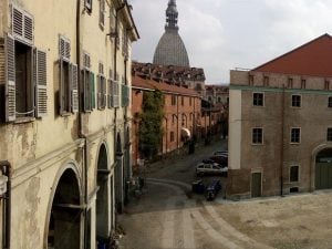 La Cavallerizza Reale di Torino: un incendio ha distrutto il tetto dello storico sito UNESCO.