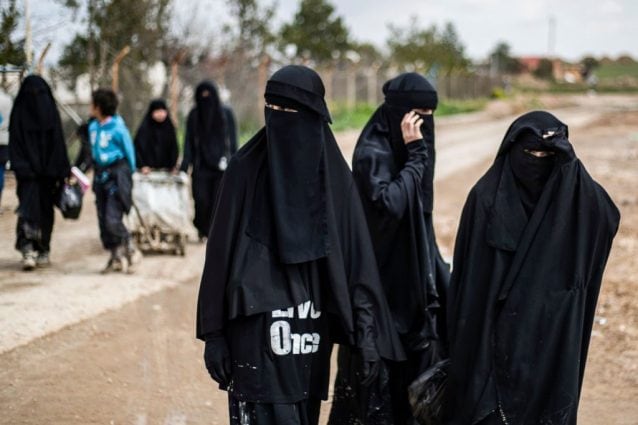 Alcune donne straniere affiliate all’Isis nel campo di al–Hol (Gettyimages).