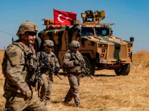 Pattuglia di militari Usa e turchi nei sobborghi della città siriana di Tal Abyad (Gettyimages)