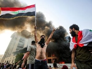 A Baghdad e in tutto il sud dell’Iraq migliaia di persone sono scese in piazza per protestare contro la corruzione, la disoccupazione e la mancanza di servizi (Gettyimages)