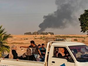 Civili in fuga dai bombardamenti dell’aviazione turca sul nord–est della Siria (Gettyimages)