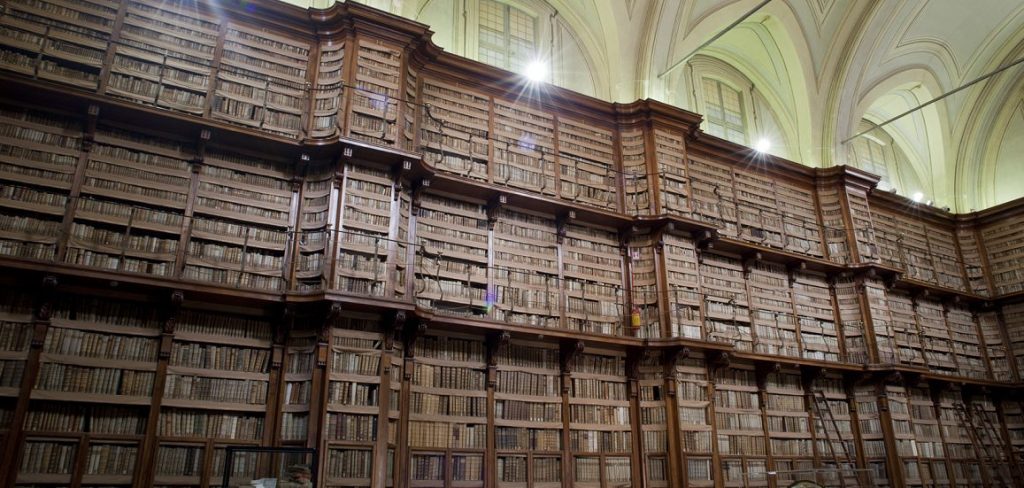 Una delle sale della Biblioteca Angelica di Roma.