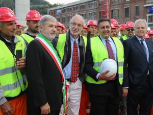 Marco Bucci, Renzo Piano e Giovanni Toti al varo del nuovo ponte di Genova (LaPresse).