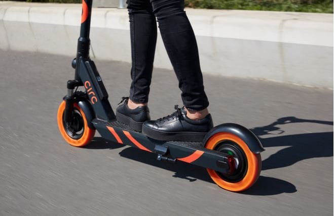 Monopattini elettrici, dal 16 maggio scattano targa e assicurazione obbligatorie: cosa cambia per chi li usa