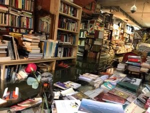 Una delle sale della libreria Acqua Alta di Venezia, all'indomani dell'inondazione che ha colpito la città.