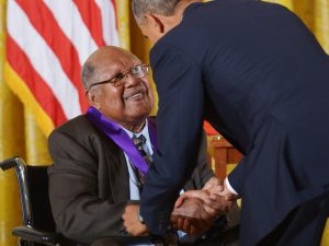 Ernest Gaines riceve la Nationa Medal of Arts dal presidente Obama