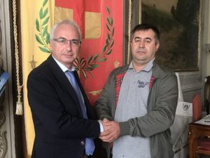 Il sindaco di Schio (a destra) stringe la mano a Salman Meral per congratularsi del suo nobile gesto
