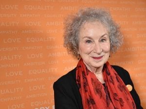 La scrittrice Margaret Atwood compie 80 anni.