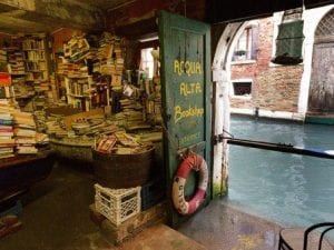 Libreria Acqua Alta a Venezia (foto da Twitter)