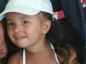 Penelope, morta a 7 anni travolta da un’acquasantiera a Udine, assolto il prete. La madre: “Vergogna”