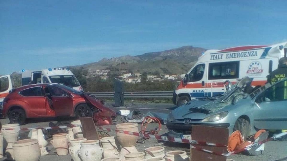 Immagine dell'incidente sulla Statale 106 (Facebook).