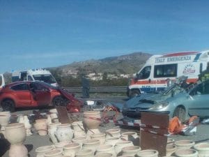 Immagine dell'incidente sulla Statale 106 (Facebook).