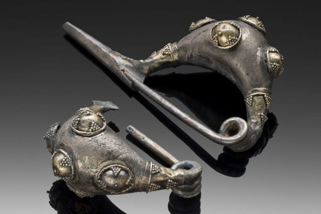 Circolo degli Acquastrini, Vetulonia, coppia di fibule argento e oro 675 a.C. Museo Archeologico Nazionale, Polo Museale della Toscana