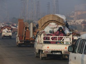 Decine di migliaia di sfollati siriani sono in fuga verso la Turchia (White Helmets)