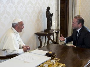 Una foto dell’incontro nel 2013 tra il Papa e il premier maltese