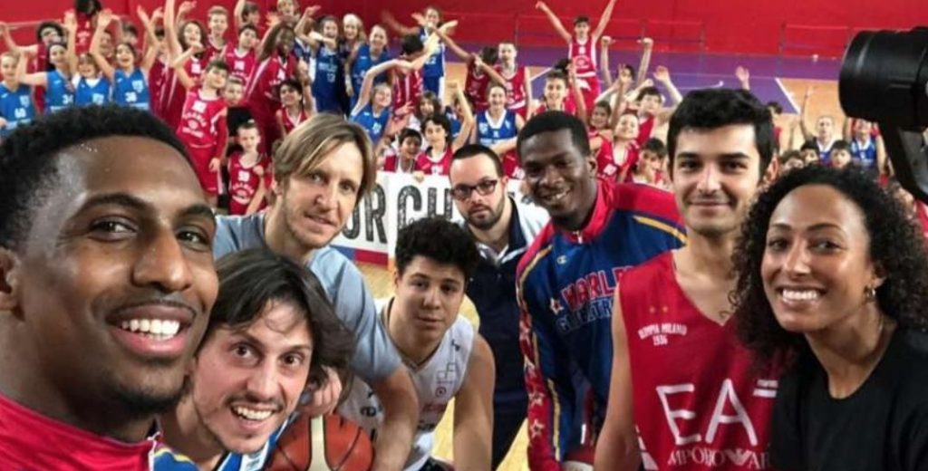 Ciceri con gli Harlem Globetrotters, e anche con Massimo Ambrosini (ex calciatore).