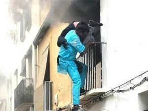 Gorgui Lamine Sow mentre porta in salvo Álex, il disabile di 39 anni intrappolato tra le fiamme del suo appartamento (Roberta Etter)