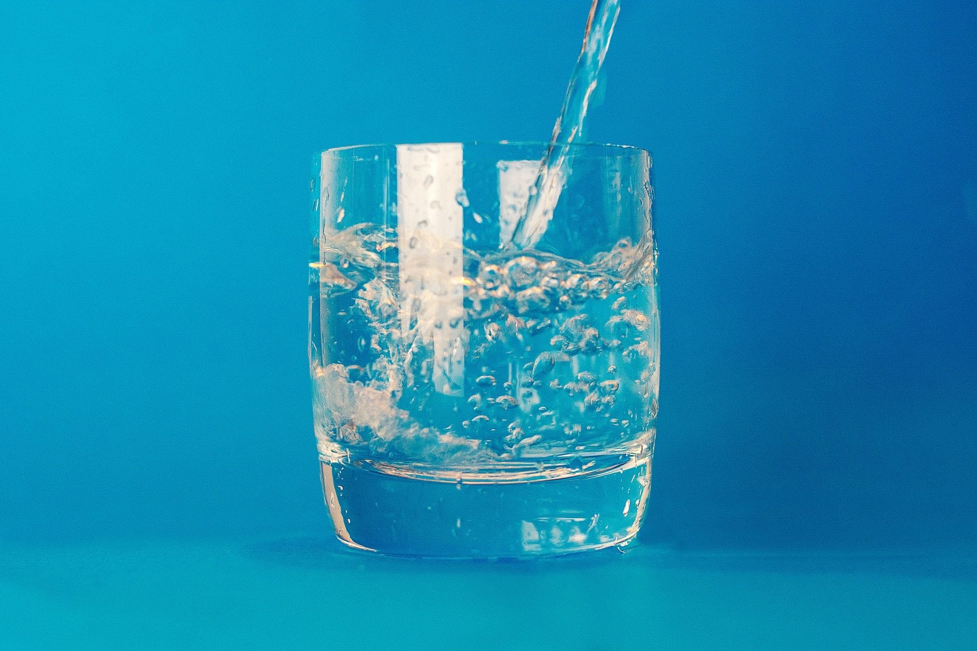 Negano un bicchiere d’acqua al tavolo, la Cassazione dà ragione all’esercente: l’esperto spiega come comportarci