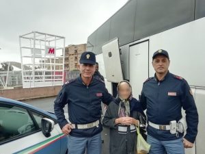 La nonnina con i due agenti (Foto "Agente Lisa")