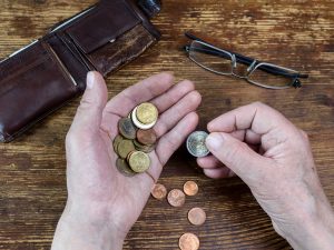 soldi-portafoglio-portafogli-monete-euro-banconote-borsello-borsellino-ritrovato-contanti-spiccioli-8-300x225.jpg