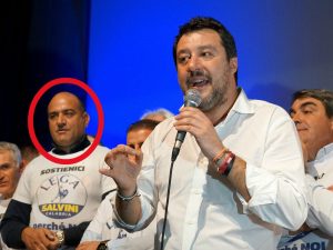 Matteo Salvini sul palco di Crotone con, accanto, Battaglia