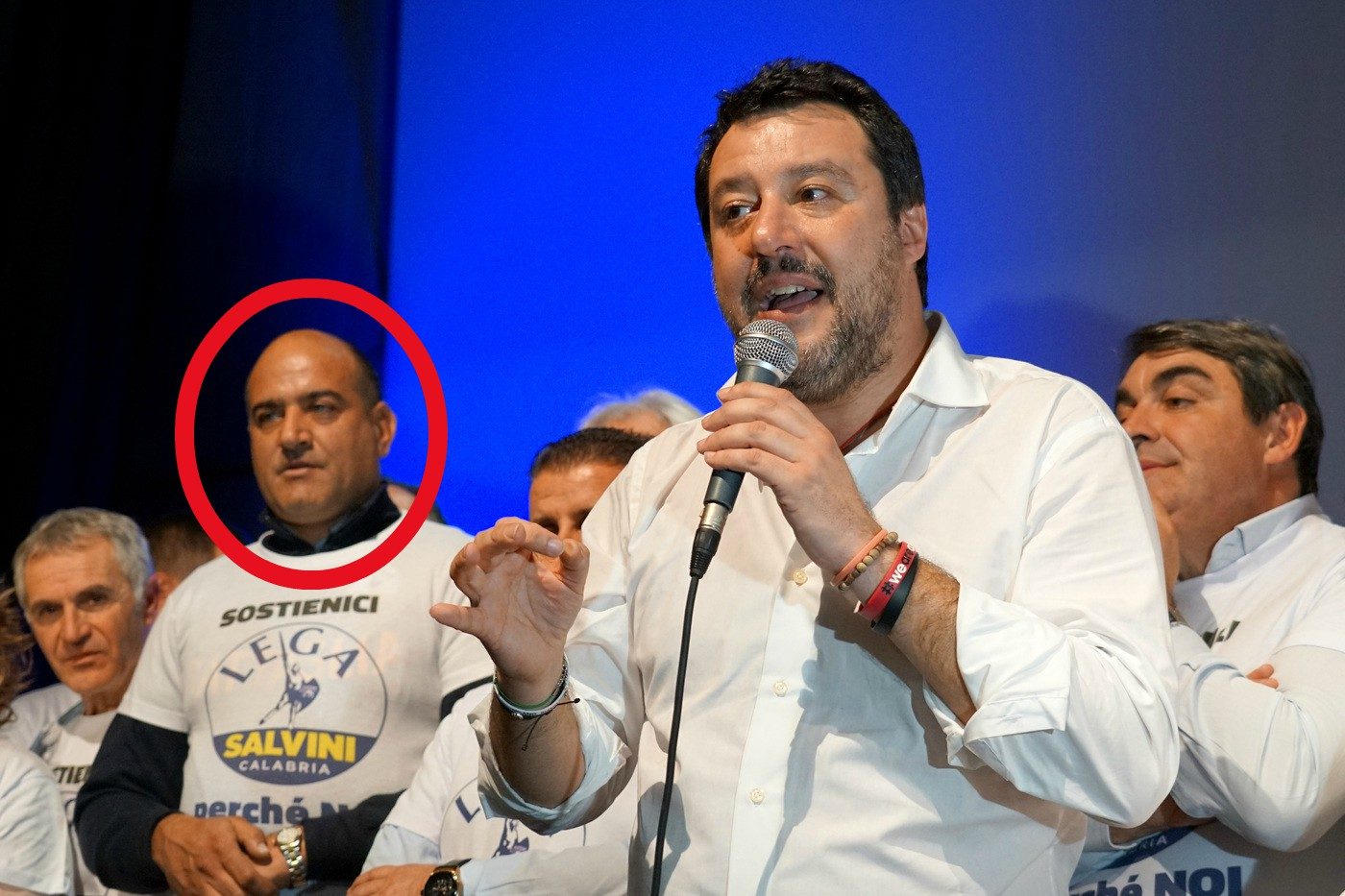 Matteo Salvini sul palco di Crotone con, accanto, Battaglia