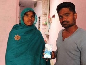 Padma e Sanjay, i genitori di Tejash il bimbo di 5 mesi morto nell’ospedale pubblico J.K. Lon a Kota, India (Shruti Jain)
