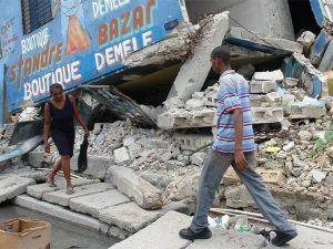 Una strada di Port–au–Prince, capitale di Haiti, distrutta dal terremoto del 12 gennaio 2010 (International Rescue Committee)