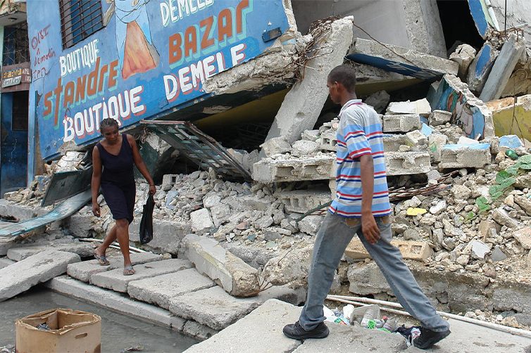 Una strada di Port–au–Prince, capitale di Haiti, distrutta dal terremoto del 12 gennaio 2010 (International Rescue Committee)