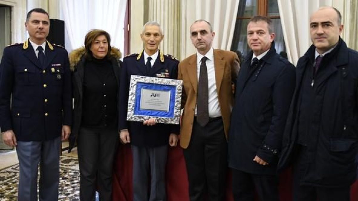 Al centro, Andrea Rasi che riceve un premio. 