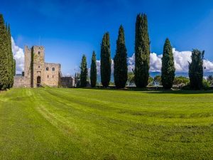 Il Castello di Romena a Pratovecchio, in Toscana, è uno dei luoghi che parteciperanno al 700° anniversario dantesco promosso da Poste Italiane.