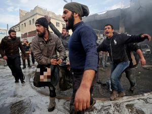 Il corpo senza vita di un uomo, ucciso nel bombardamento al mercato di al–Hal di Idlib, Siria (Gettyimages)