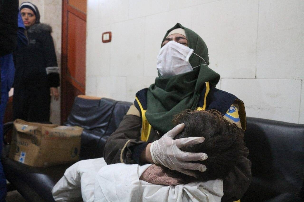 La disperazione di una volontaria dei cachi bianchi di fronte alla morte di un bimba nel bombardamento di Ariha (Wthite Helmets)
