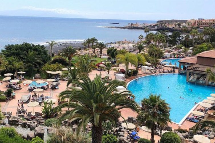 Oltre 1.000 turisti in quarantena all’H10 Costa Adeje Palace, alle Tenerife, a causa del coronavirus Covid–19