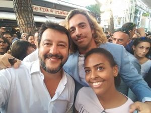 Il consigliere leghista di Rimini, Carlo Grotti, insieme alla moglie e Matteo Salvini. Fonte: Facebook
