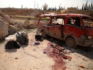 Quel che resta del minibus su cui viaggiava una famiglia di 9 persone, tutte morte nell’attacco aereo (Gettyimages)