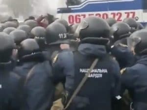 Scontri tra la polizia e la folla in Ucraina